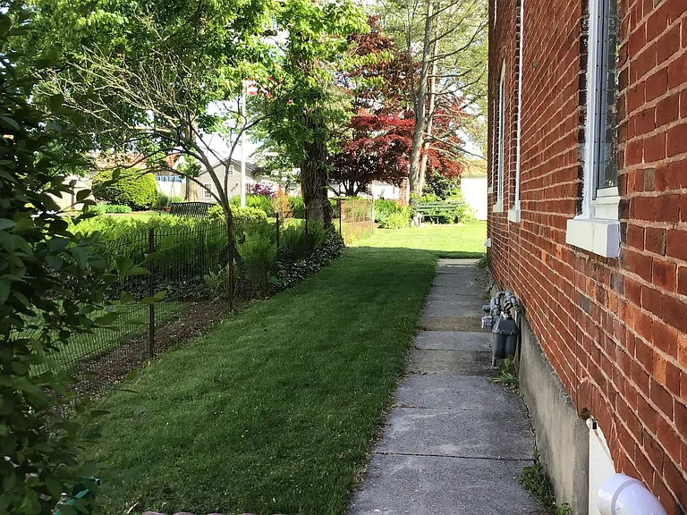 8 W High St — Photo 24