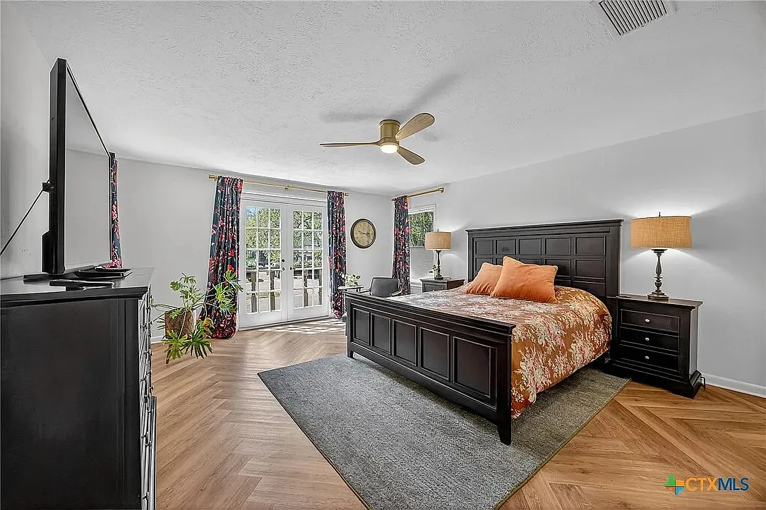 5 bed, 4.5 bath, 4591 sqft, $4,200 — Photo 4