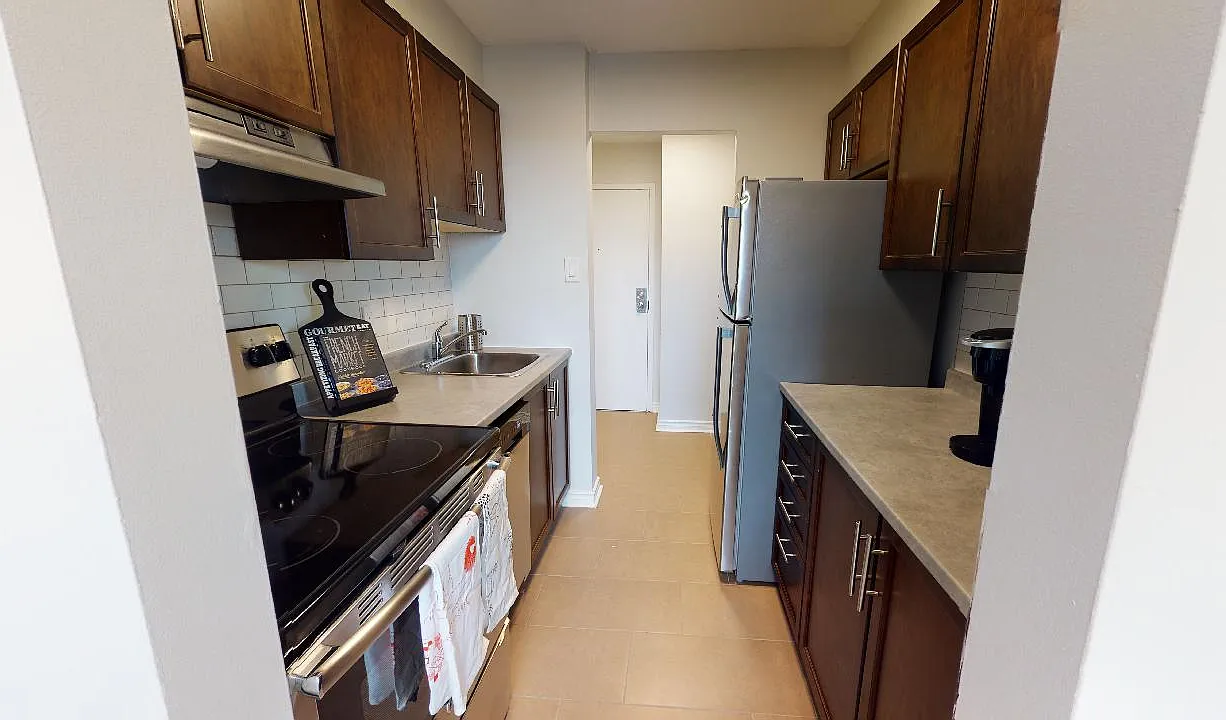860 Blackthorne — Photo 4