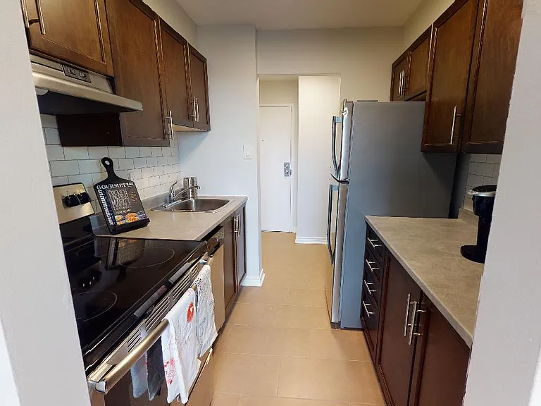 860 Blackthorne Ave — Photo 4