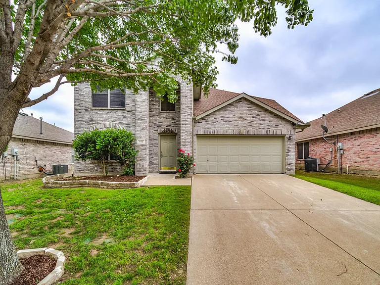 812 Sussex Dr — Photo 1