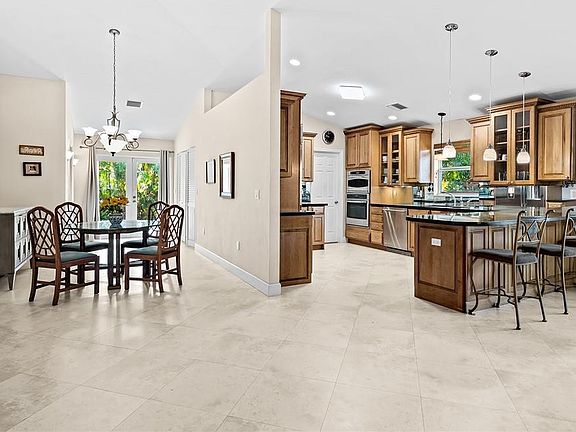 4th image of 2510 NE 7th Avenue