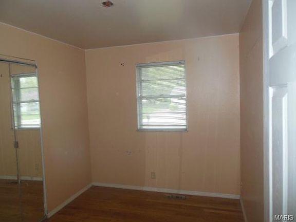 5th image of 1360 Farmview Ave