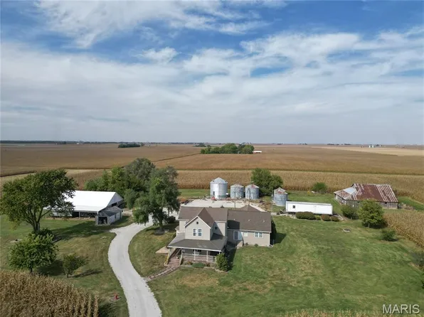 10233 N 17th Ave, Butler, IL 62015