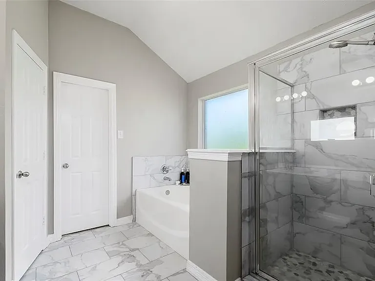 1910 Caroline Ave — Photo 2