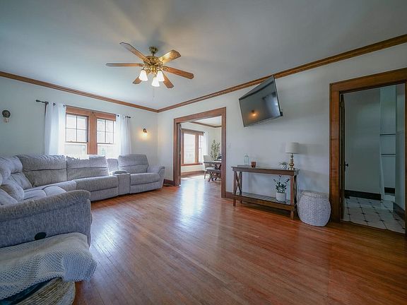 3rd image of 107 N Barber Ave