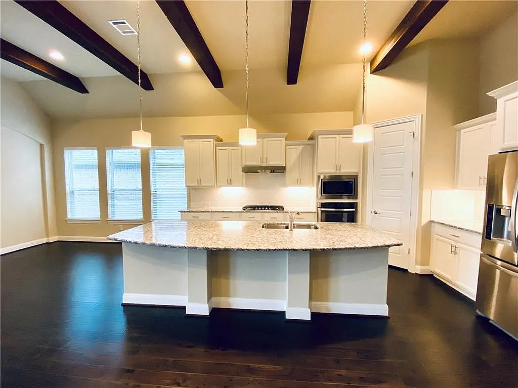 4 bed, 2.5 bath, 2926 sqft, $2,999 — Photo 3