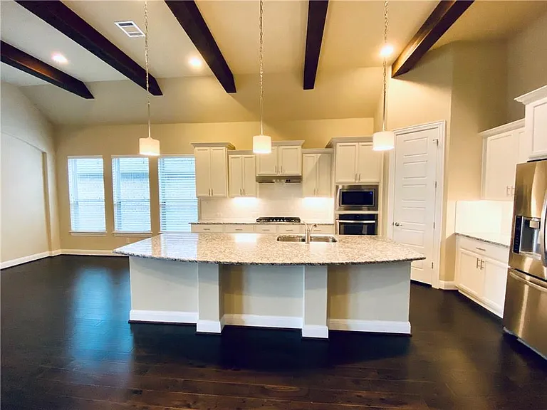 821 Richardson Ln — Photo 3