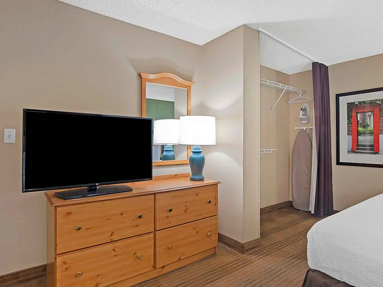 Deluxe Studio - 1 King Bed