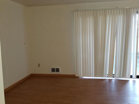 5th image of 10704 Whitman Ave N