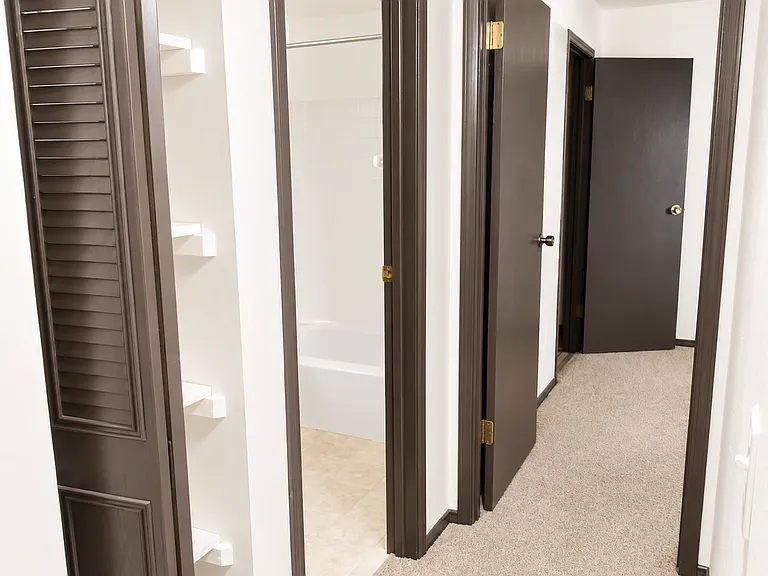 Canterbury Court Apartments — Photo 14
