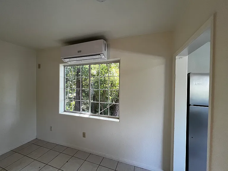 557 E Pasadena St #4 — Photo 5