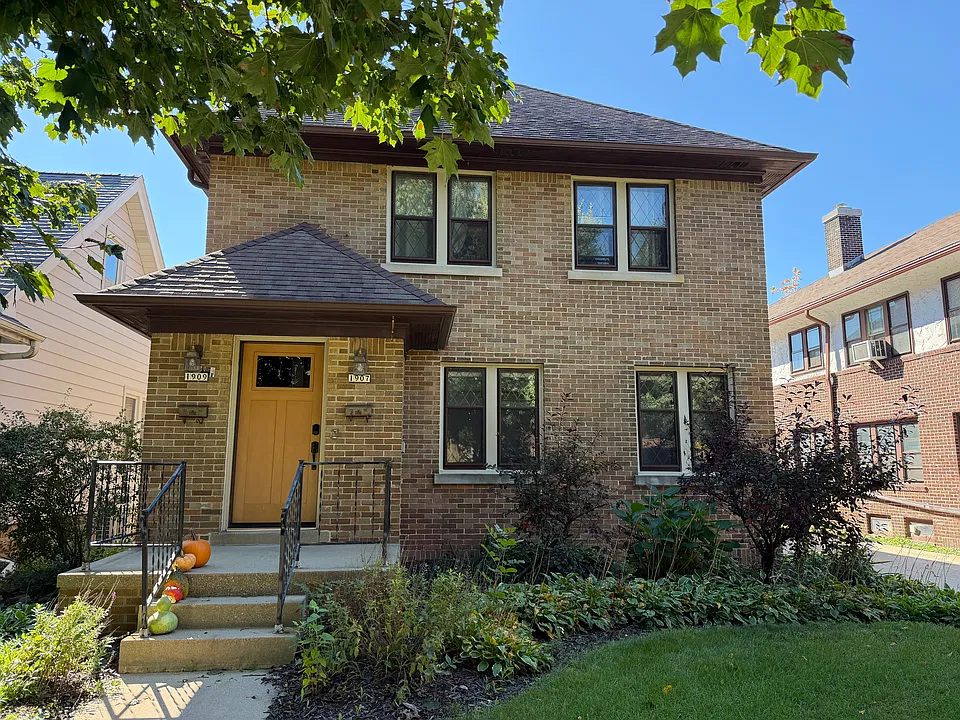 1907 E Wood Pl
