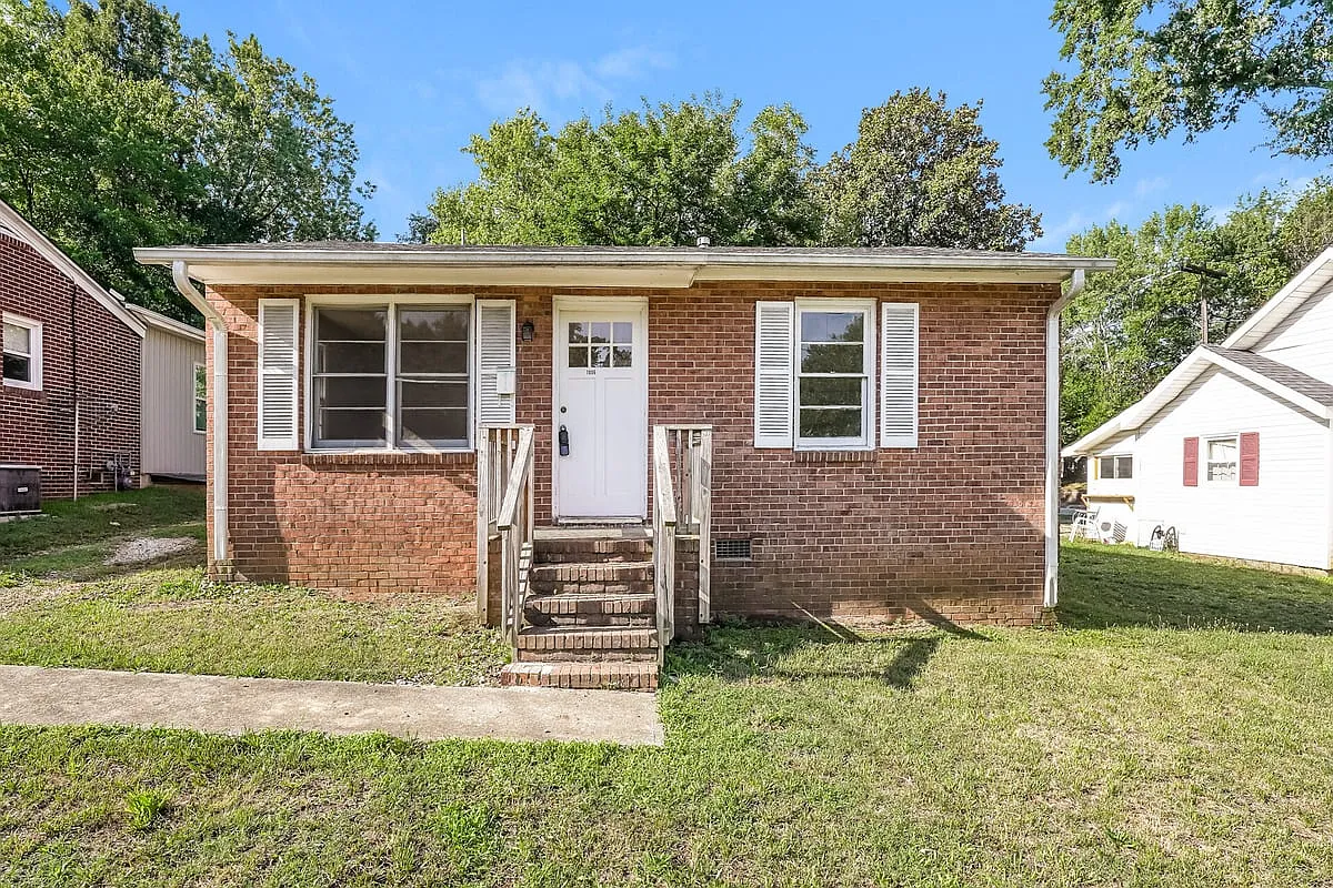 1006 E Devonshire St — Photo 1