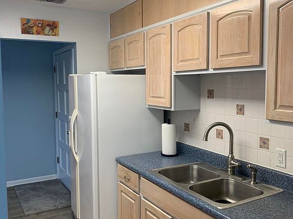 3rd image of 922 Rosemont Dr