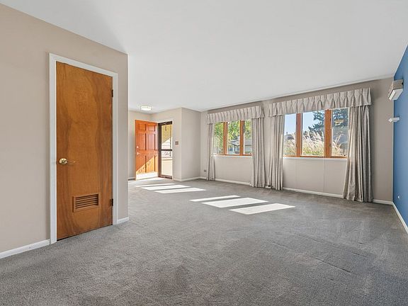 4th image of 540 Edgewood Ln
