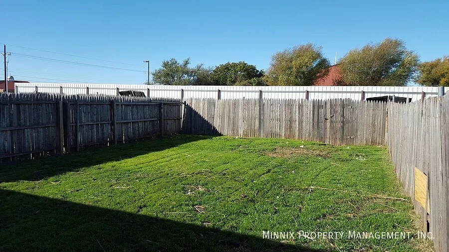 2 Bedroom | 9612 Elmwood Ave #B — Photo 2