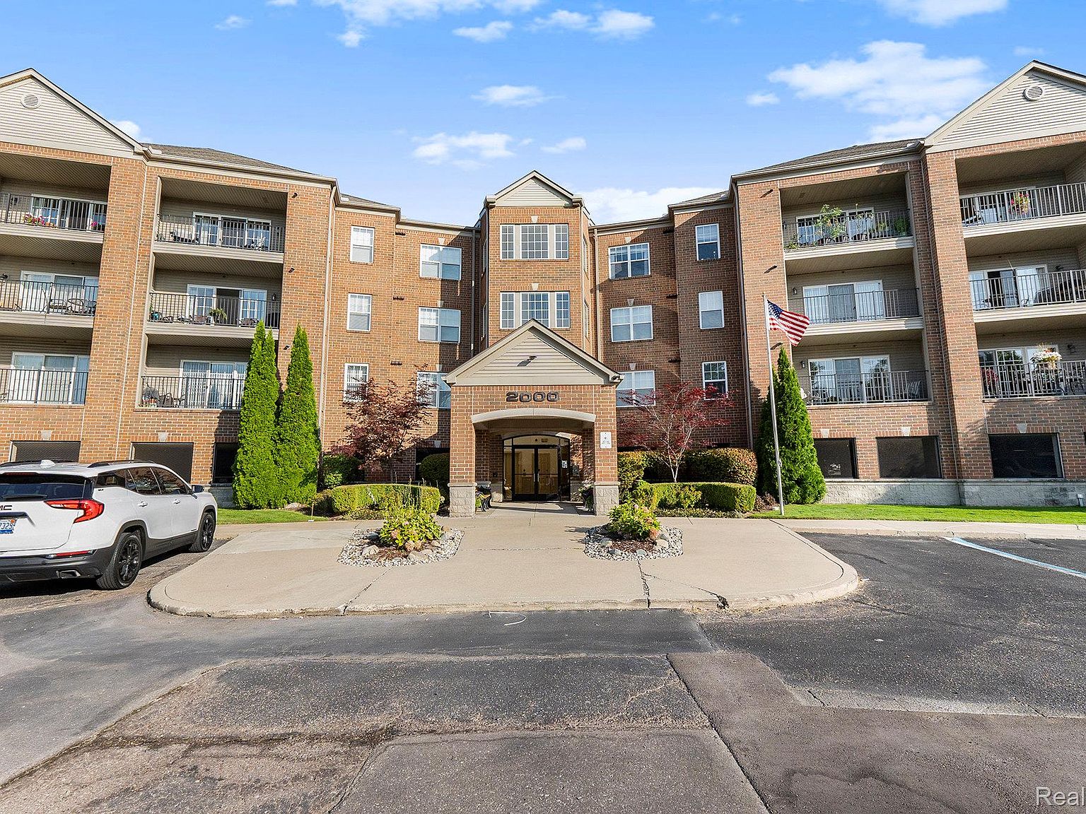 2104 Country Club Dr