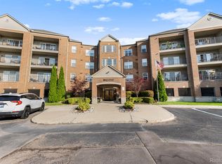 2104 Country Club Dr, Saint Clair Shores, MI 48082