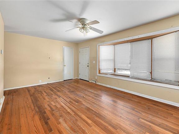 3rd image of 11429 Richmond Ave