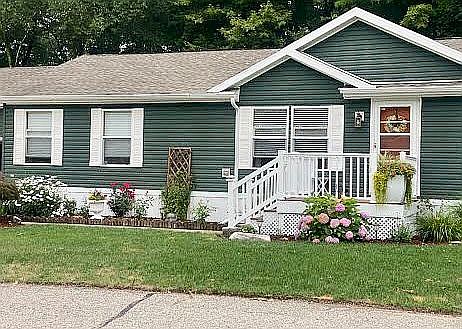 2nd image of 6913 Ravenwood Ln NE