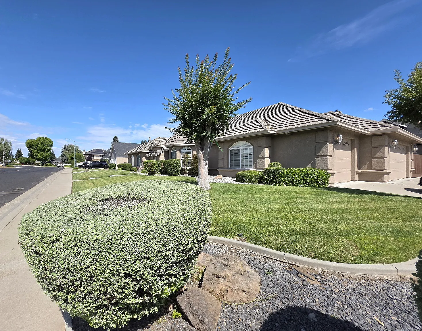 3 bed, 2.5 bath, 2446 sqft, $3,150 — Photo 2