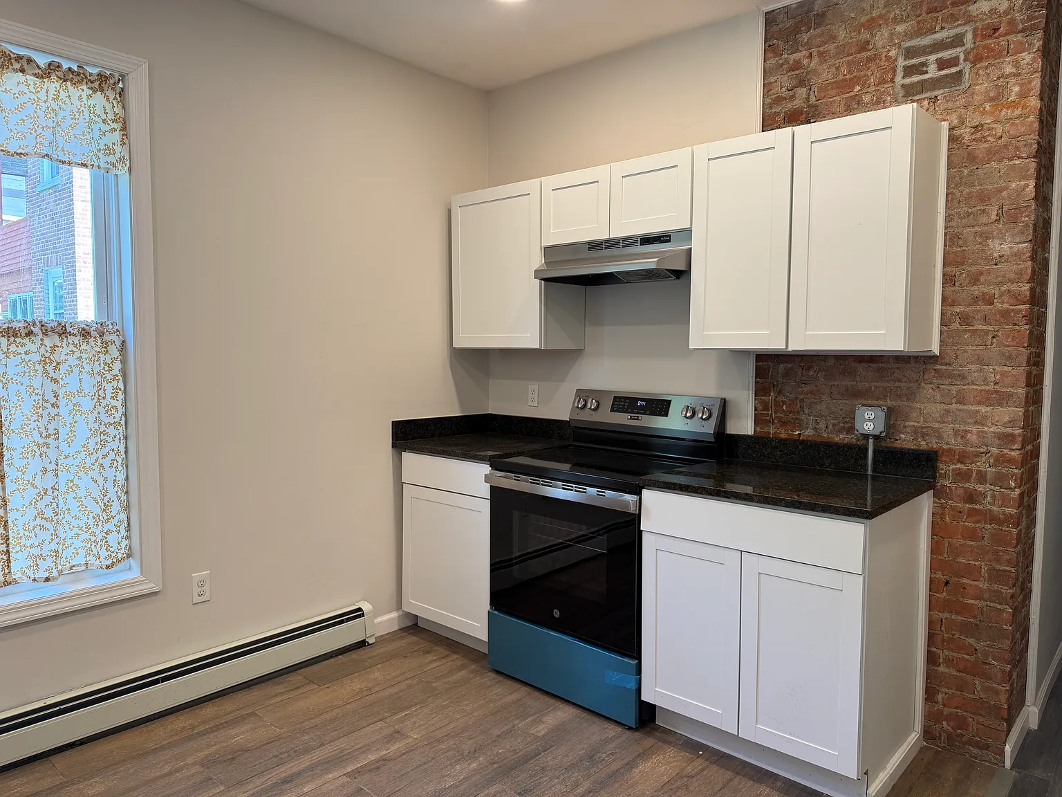 3 bed, 1100 sqft, $2,200 — Photo 3