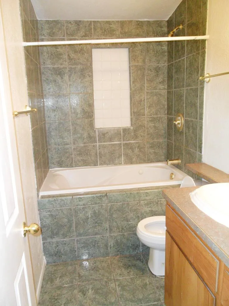 808 E Lester St — Photo 4