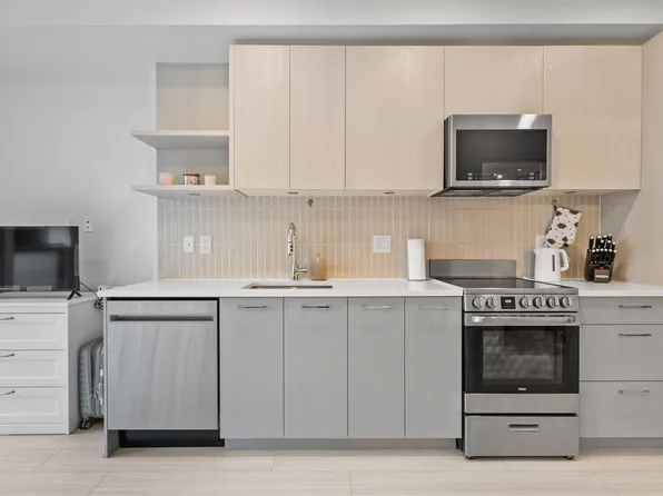 10777 138th St #211, Surrey, BC V3T 5E3