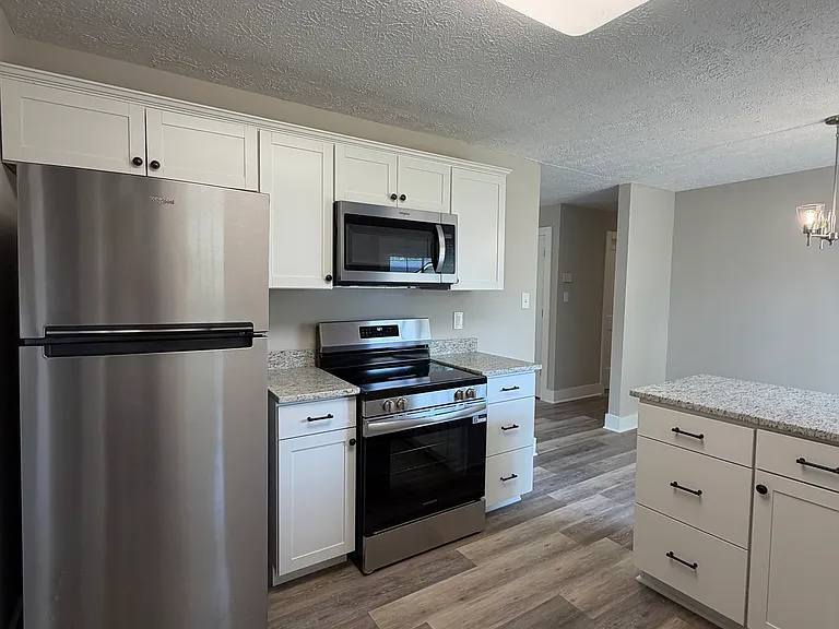5912 Wooded Acres Dr — Photo 4