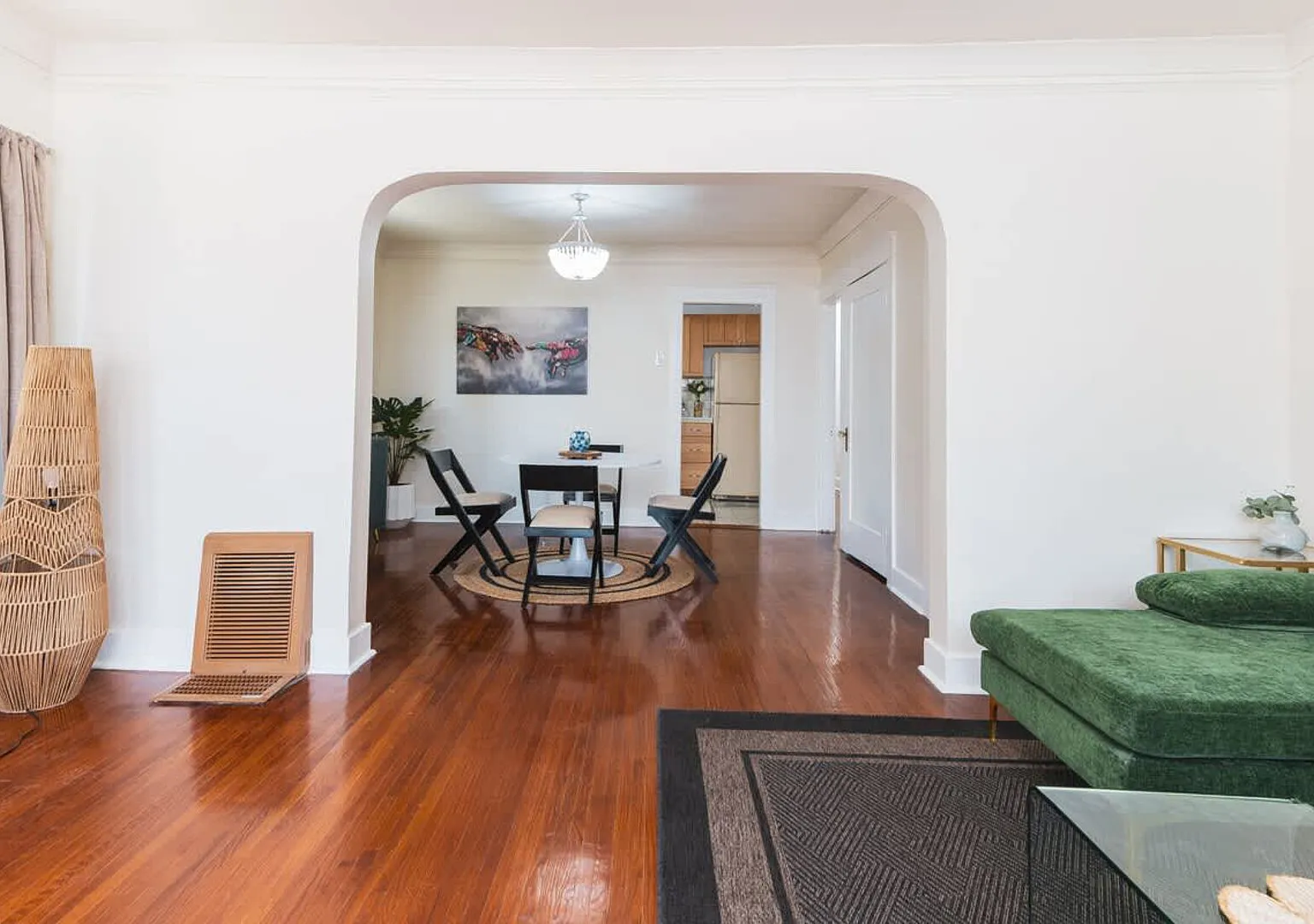 Walk to Larchmont: Stylish Apt w/ Free Parking — Photo 3