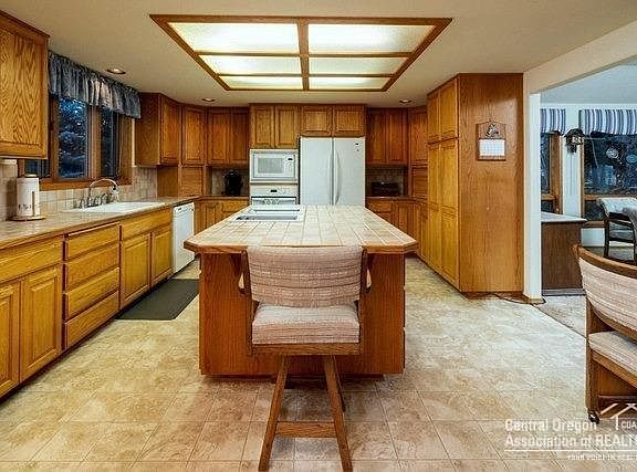 4th image of 691 NE Wyoming Dr
