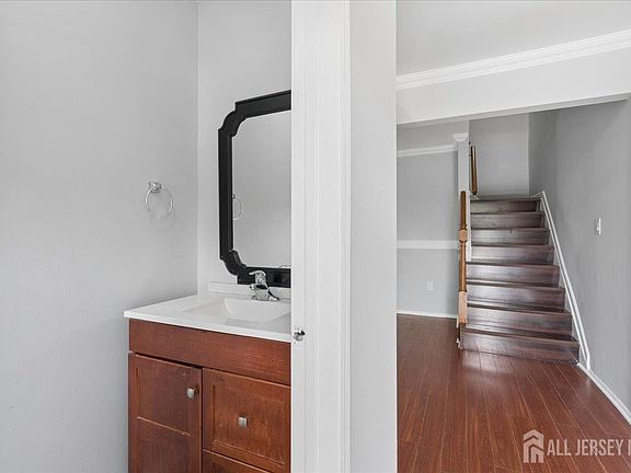 4th image of 45 Astor Ct