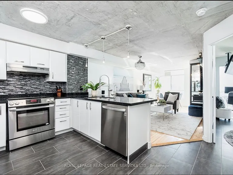 801 King St W #826 — Photo 3
