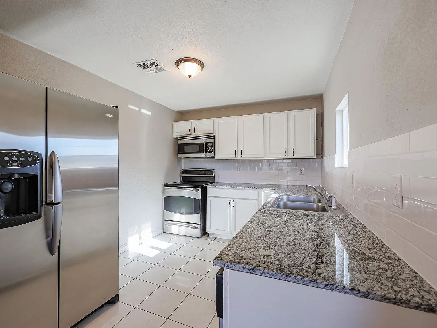6 bed, 2552 sqft, $2,850 — Photo 2