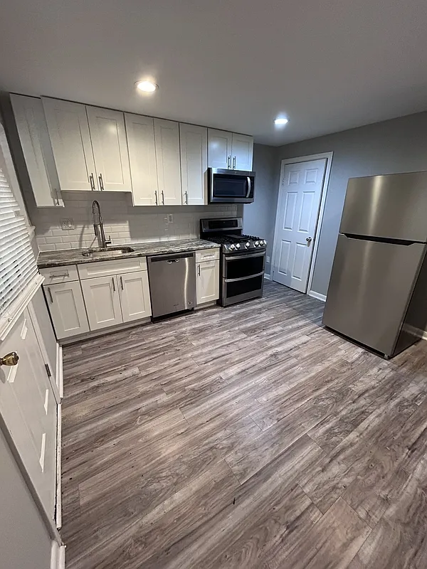 3 bed, 1.0 bath, $2,200 — Photo 1