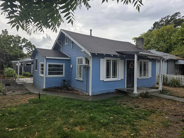 229 SW J St — Photo 1
