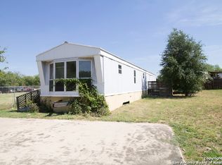 309 1/2 Loraine Dr, Devine, TX 78016