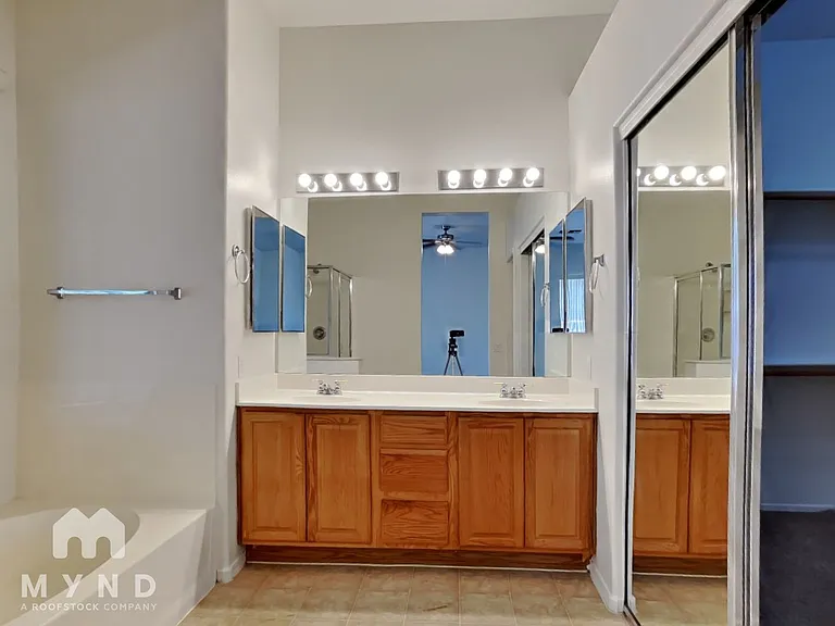 4528 E Rowel Rd — Photo 12