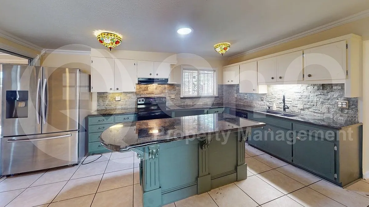 2 bed, 1.0 bath, 1033 sqft, $1,525 — Photo 1
