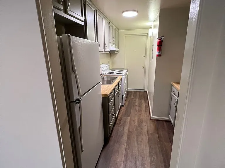 5200 Earl Dr — Photo 6