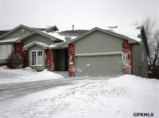 5006 Lakeside Dr, Papillion, NE 68133