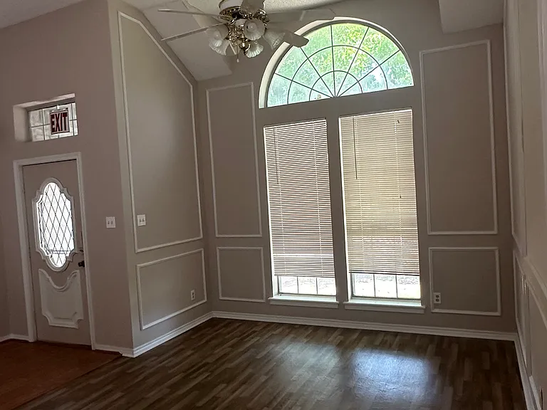 1441 Warwick Dr — Photo 2