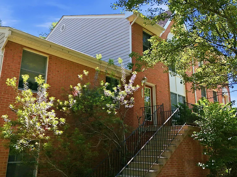 900 Hickory Cir — Photo 4
