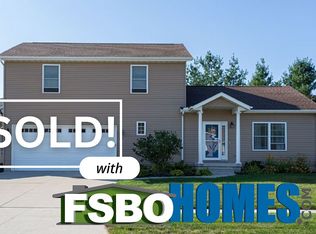 28 Oakley Dr, Le Claire, IA 52753