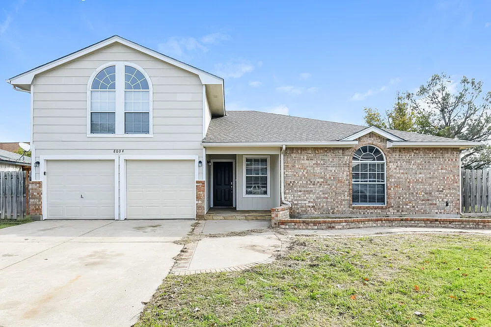 5 bed, 3.0 bath, 2116 sqft, $2,605 — Photo 1