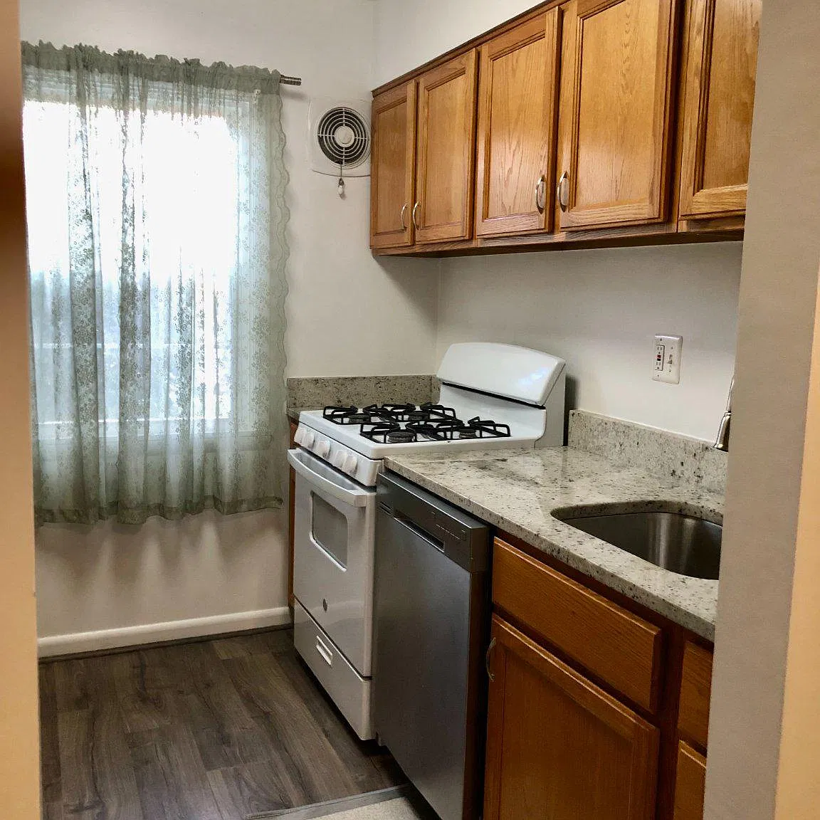 1 bed, 1.0 bath, 698 sqft, $1,750 — Photo 2