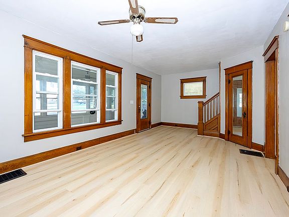 3rd image of 121 Chestnut Ave NE