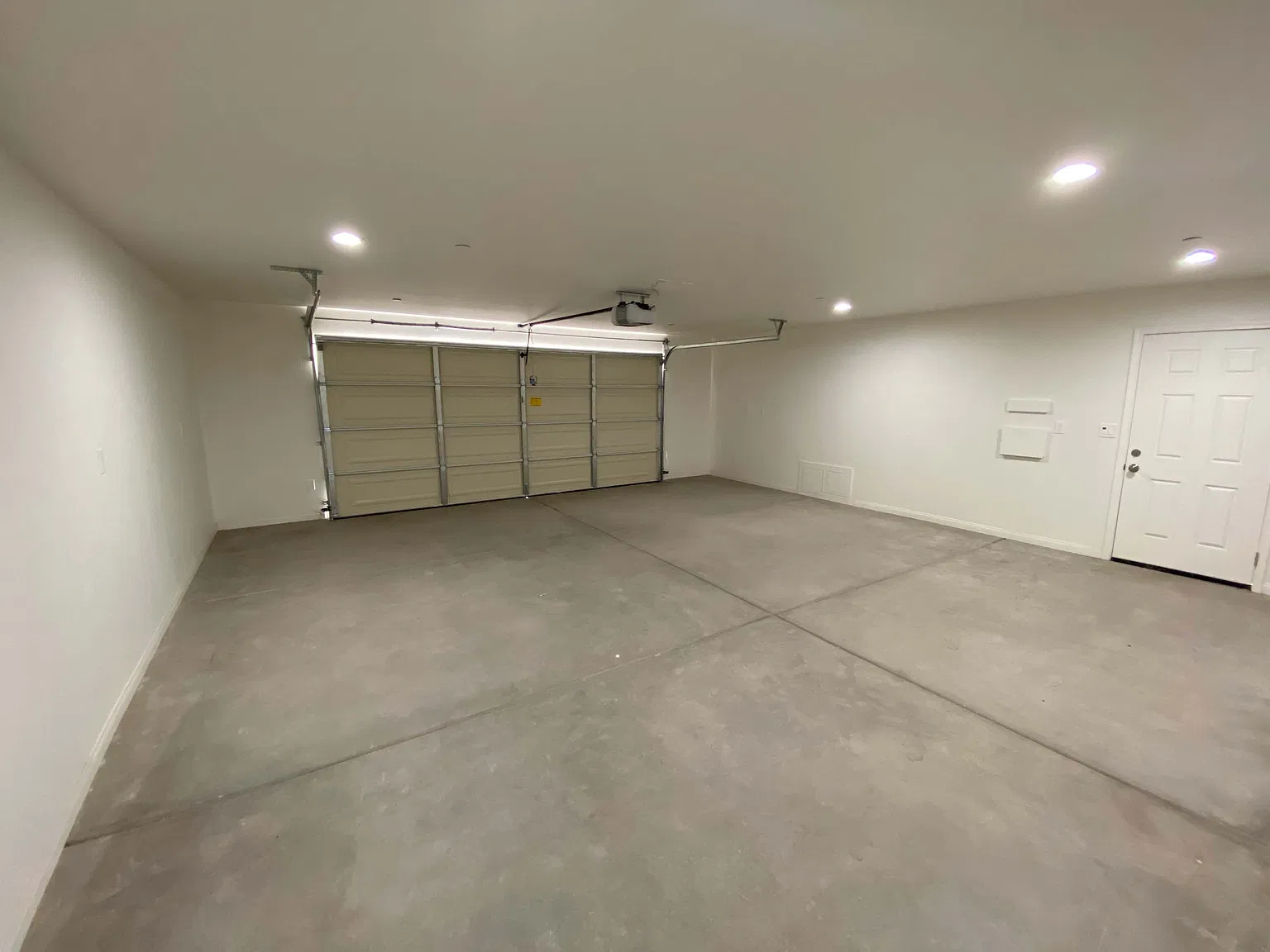 3 bed, 2.5 bath, 1904 sqft, $2,000 — Photo 2