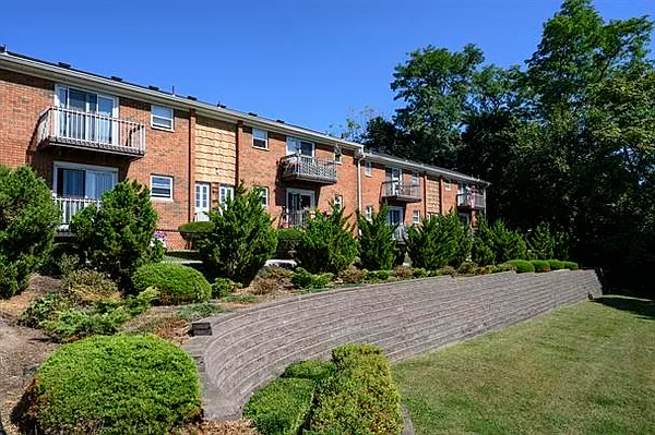 Camelot Gardens — Photo 10